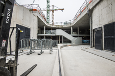 910495 Afbeelding van de in aanbouw zijnde fietsenstalling onder het Stationsplein te Utrecht.